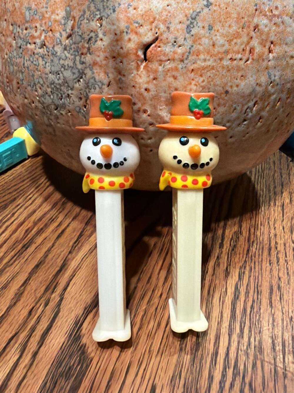 Lot of 2 Vintage 2002 Holiday PEZ Candy Dispensers Snowman w/ Brown Hat & Scarf
